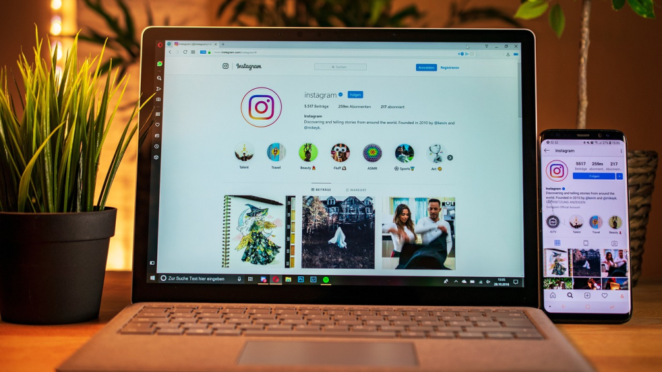 laptop dengan layar instagram